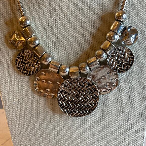 0098 Erica Lyons Silver Tone Metallic Disc Necklace - Picture 2 of 5